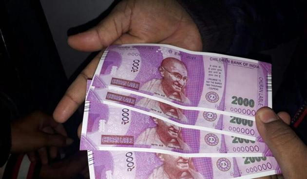 New Delhi: Fake notes of Rs 2000 which were dispensed by an SBI ATM in south Delhi on Wednesday. PTI Photo STORY: DS 54) (PTI2_22_2017_000235B)(PTI)