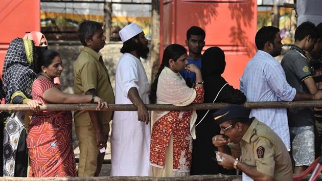 Mumbaiites queue up to cast their votes during the BMC polls at Shivaji Nagar on Tuesday.(Arijit Sen/HT)