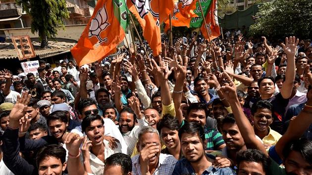 AFTER THE FARE-WELL: BJP supporters at collectors’ colony in Chembur. (Arijit Sen/HT PHOTO) 
