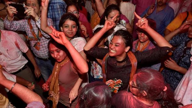 NO MORE POINTING FINGERS: Supporters of the richest candidate, BJP leader Parag Shah, at Ghatkopar. (Arijit Sen/HT PHOTO) 