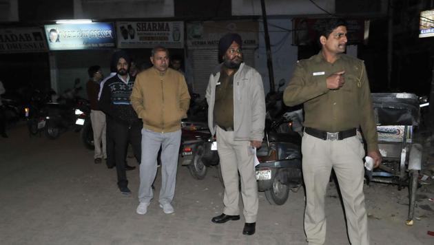 Police team at the crime scene in Sector 45-C market in Chandigarh on Wednesday.(Karun Sharma/HT Photo)