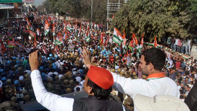 Uttar Pradesh chief minister Akhilesh Yadav and Congress vice-president Rahul Gandhi during an election campaign in Allahabad on Tuesday.(PTI Photo)
