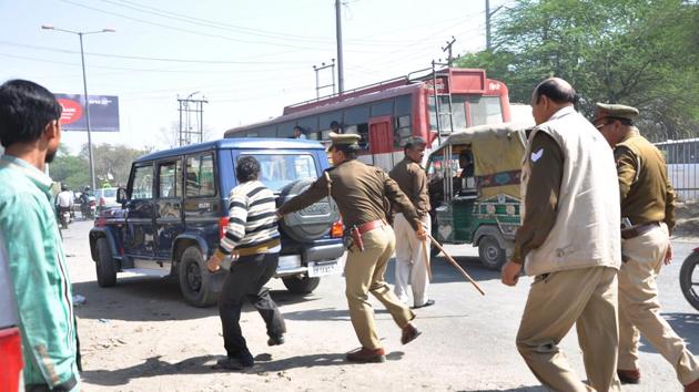The protesters said they wanted compensation for the victim’s family.(Sakib Ali/HT Photo) The protesters said they wanted compensation for the victim’s family.(Sakib Ali/HT Photo)