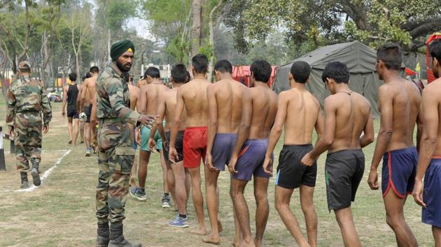 Aspirants getting ready for drills during Army recruitment rally at 152 Infantry Battalion (Territorial Army) in Ludhiana on Thursday, February 23, 2017. Photo by Gurminder Singh/Hindustan Times. (Gurminder Singh/HT Photo)