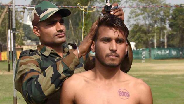 Aspirants take part in Army recruitment rally at 152 Infantry Battalion (Territorial Army) in Ludhiana on Thursday. (Gurminder Singh/HT Photo)