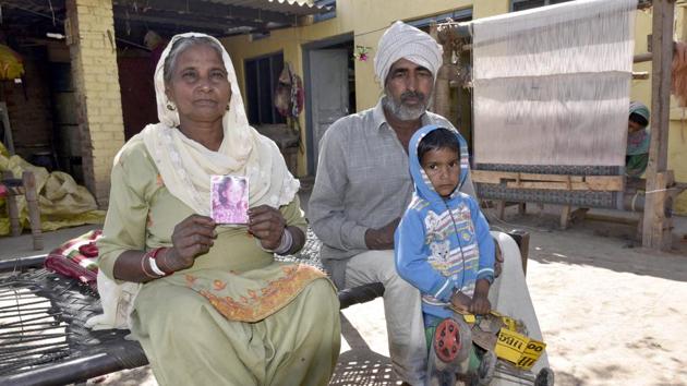 (From left to right) Mother of Nanak Singh Pyari Kaur and father Rattan Singh in Shanna Bedi village near Ajnala, Amritsar on Thursday.(Guroreet Singh/HT Photo)