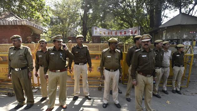 Delhi Police Security deployed at the North Campus in New Delhi. (Vipin Kumar/HT PHOTO)