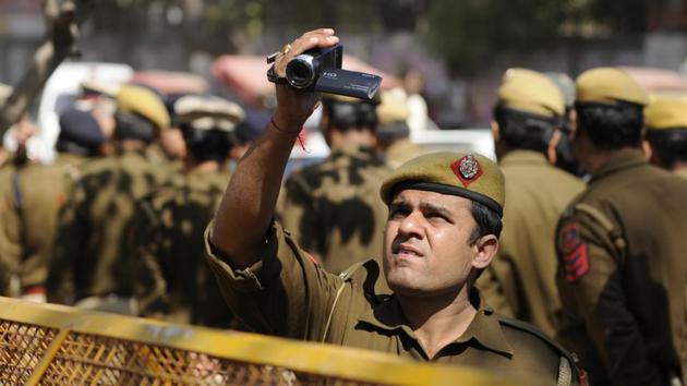 Heavy police deployment outside the Faculty of Arts, at Delhi University Campus. (Burhaan Kinu/HT PHOTO)