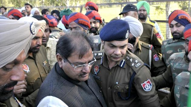Punjab police arrest the INLD Leader Abhay Choutala along with other party workers at Shambhu Barrier near Ambala in Haryana on Thursday.(Ravi Kumar/HT Photo)