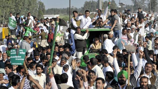 INLD leader Abhay Choutala along with other party leaders and workers protesting at Ambala in Haryana on Thursday. (Ravi Kumar/HT Photo) INLD leader Abhay Choutala along with other party leaders and workers protesting at Ambala in Haryana on Thursday. (Ravi Kumar/HT Photo)