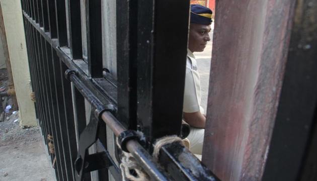 Tight security outside a counting centre at Borivli. (Pramod Thakur/HT PHOTO) 