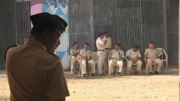 Police officers stand guard at a counting centre in Borivli.  (Pramod Thakur/HT PHOTO) 
