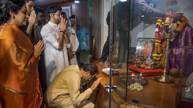 COUNTING THE BLESSINGS: Shiv Sena chief Uddhav Thackeray with his family at Sena Bhavan. (Satish Bate/HT PHOTO) 