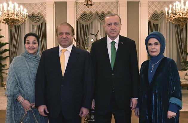 Turkey's President Recep Tayyip Erdogan (2nd right), accompanied by his wife Emine (right) with Pakistan's Prime Minister Nawaz Sharif and his wife Kalsoom Nawaz Sharif at the Presidential Palace in Ankara on Wednesday.(AP)