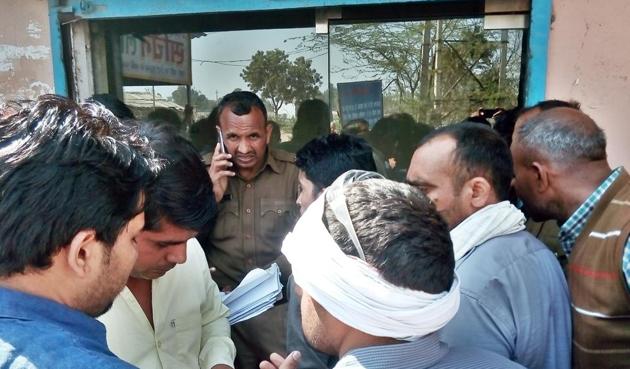 Locals gather near the property dealer’s office at Fazilpur crossing after the firing incident (HT PHOTO) Locals gather near the property dealer’s office at Fazilpur crossing after the firing incident (HT PHOTO)