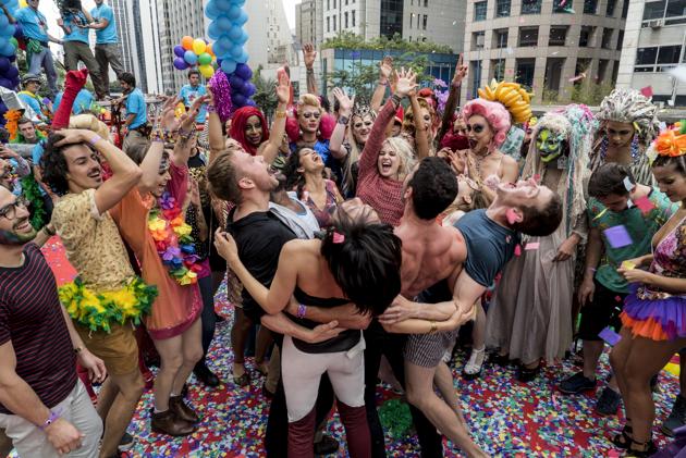 More power to LGBT Pride Marches. Seaon 1 had a pride march segment as well. And the show has made massive pro-LGBT statements. It must be noted that the Wachowskis siblings (both having undergone sex change themselves) are advocates for LGBT rights. In season 2, it seems the whole principal cast has joined in. (Jane Ackroyd/netflix; text: sarit ray)