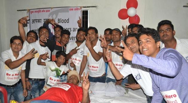 Exuberant members of the Yuva Jagriti Manch at a blood donation session at Purnia in eastern Bihar.(Aditya Nath Jha/HT photo)