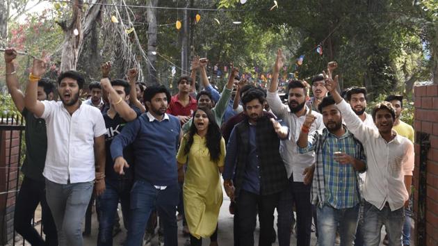 Students and members of ABVP shout slogans at Ramjas College in New Delhi,(Sushil Kumar/HT Photo)