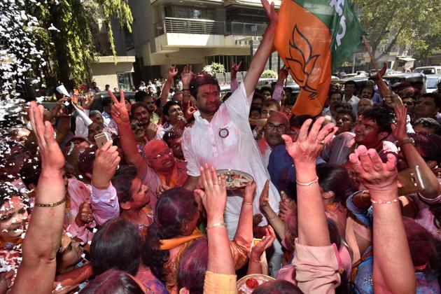 The richest candidate and BJP leader Parag Shah being greeted by his supporters at Ghatkopar on Thursday.(Arijit Sen/HT PHOTO)