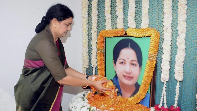AIADMK general secretary VK Sasikala pays floral tributes to late Tamil Nadu chief minister J Jayalalithaa.(PTI File) AIADMK general secretary VK Sasikala pays floral tributes to late Tamil Nadu chief minister J Jayalalithaa.(PTI File)