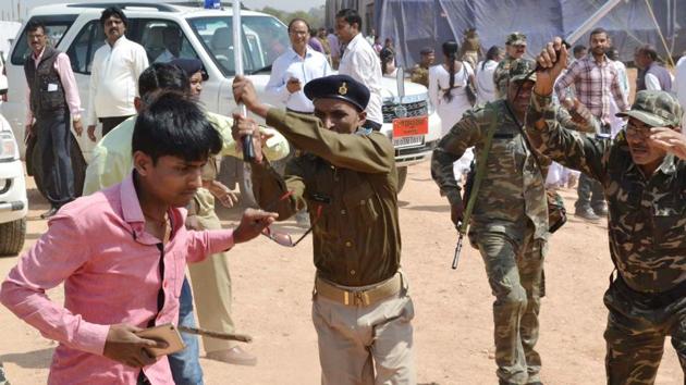 Police thrashing the protesting students at the venue where CM Raghubar Das laid foundation stone for a medical college at Pokhra Khurd in Daltonganj (HT Photo) Police thrashing the protesting students at the venue where CM Raghubar Das laid foundation stone for a medical college at Pokhra Khurd in Daltonganj (HT Photo)