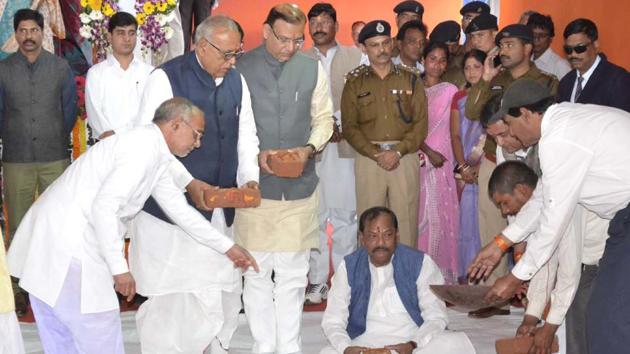 Chief Minister Raghubar Das lays foundation stone for the medical college at Pokhra Khurd in Daltonganj (HT Photo) Chief Minister Raghubar Das lays foundation stone for the medical college at Pokhra Khurd in Daltonganj (HT Photo)
