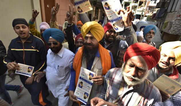 Members of Shiromani Akali Dal (Delhi) campaign for the Delhi Sikh Gurdwara Management Committee (DSGMC) elections in New Delhi on Friday.(Raj K Raj/HT PHOTO)