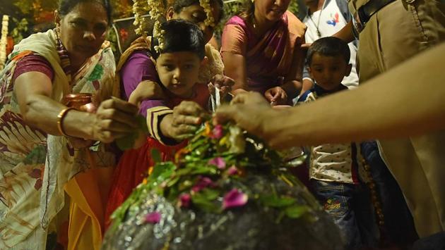 Devotees offer water, milk, bhaang and akwan flowers to Shiva’s idol or Shivalinga. Devotees at Jogeshwari caves in Mumbai. (Pratham Gokhale/HT PHOTO) 
