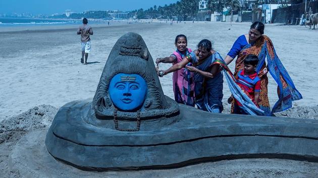A sand art at Juhu chowpatty. (Satish Bate/HT PHOTO) 