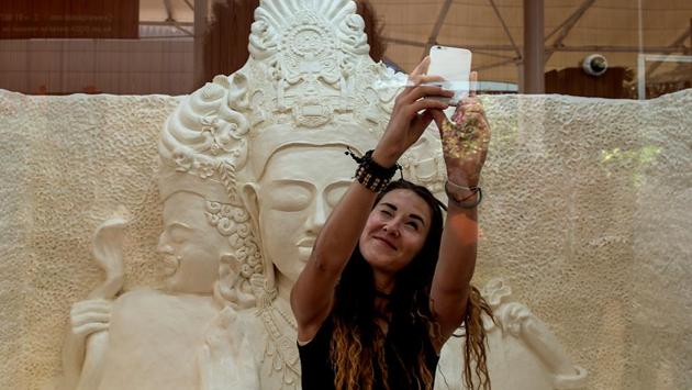 The Mumbai airport exhibited  a giant Trimurti statue at terminal 1 on Friday. (Satish Bate/HT PHOTO) 
