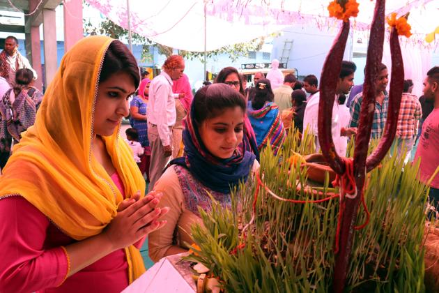Devotees offering prayers to Lord Shiva on occasion of Mah Shivratri festival in Bathinda on Friday. (Sanjeev Kumar/HT Photo)