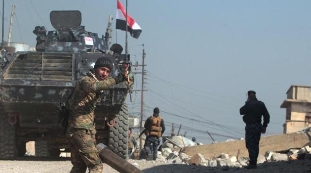 Iraqi forces advance towards Mosul airport on the southern edge of the jihadist stronghold for the first time since the Islamic State group overran the region in 2014, on February 23. (AFP Photo) Iraqi forces advance towards Mosul airport on the southern edge of the jihadist stronghold for the first time since the Islamic State group overran the region in 2014, on February 23. (AFP Photo)
