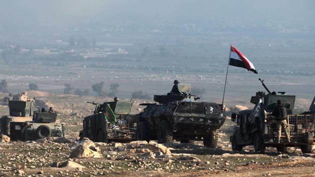 Iraqi forces advance towards Mosul airport on the southern edge of the jihadist stronghold for the first time since the Islamic State group overran the region in 2014. (AFP Photo) Iraqi forces advance towards Mosul airport on the southern edge of the jihadist stronghold for the first time since the Islamic State group overran the region in 2014. (AFP Photo)