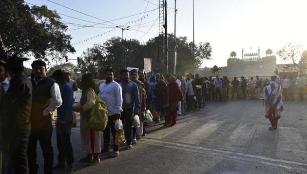 An early morning queue on the occasion of Maha Shivratri devouts thronged the Gauri Shankar Mandir in Old Delhi. (Saumya Khandelwal/HT PHOTO)