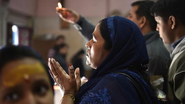 Devouts chant prayers as they throng a temple complex for blessings. (Saumya Khandelwal/HT PHOTO)