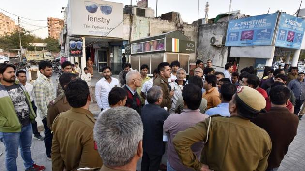 Shopkeepers protested against the setting up of new carts saying there is not enough infrastructure for the vendors.(Sanjeev Verma/HT PHOTO) Shopkeepers protested against the setting up of new carts saying there is not enough infrastructure for the vendors.(Sanjeev Verma/HT PHOTO)