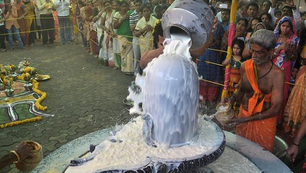 Shiva is considered an ideal husband and unmarried girls and women pray for a husband like him. In pic: Devotees at Suvarna Temple in Powai. (Prashant Waydande/ht photo) 