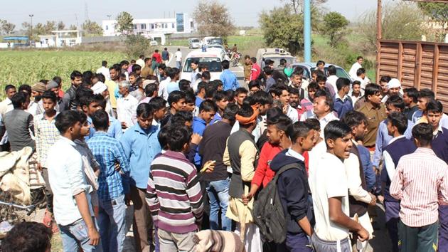 Bhojpur residents damaged vehicles after the remains of a slaughtered cattle were found in Ghaziabad on Saturday. (HT PHOTO) Bhojpur residents damaged vehicles after the remains of a slaughtered cattle were found in Ghaziabad on Saturday. (HT PHOTO)