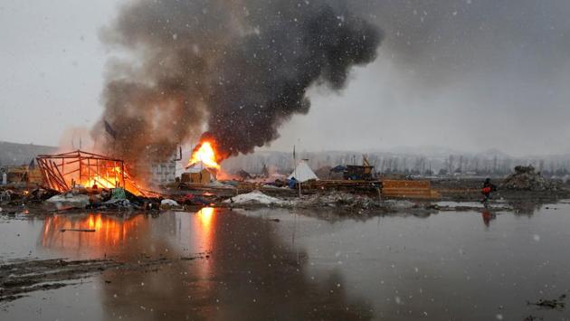 Buildings burn after being set alight by protesters preparing to evacuate the main opposition camp against the Dakota Access oil pipeline near Cannon Ball, North Dakota, U.S. (Terray Sylvester/REUTERS) Buildings burn after being set alight by protesters preparing to evacuate the main opposition camp against the Dakota Access oil pipeline near Cannon Ball, North Dakota, U.S. (Terray Sylvester/REUTERS)
