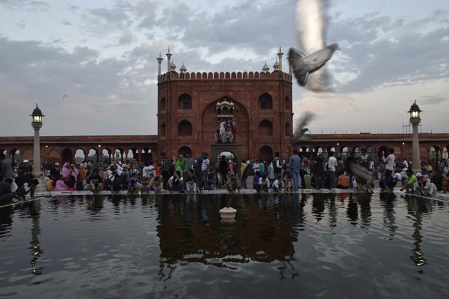 As winter subsides, picturesque clouds descend upon the capital at Jama Masjid in New Delhi, India. (Saumya Khandelwal/HT PHOTO) As winter subsides, picturesque clouds descend upon the capital at Jama Masjid in New Delhi, India. (Saumya Khandelwal/HT PHOTO)