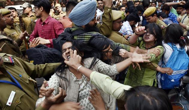 Clashes broke out between activists of ABVP, AISA and other students on Wednesday.(Raj K Raj/HT Photo)