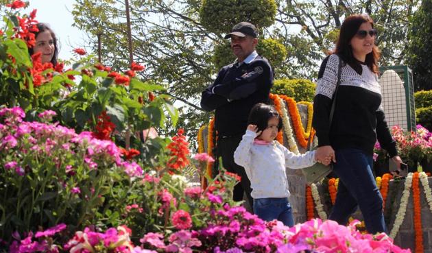 Visitors at the flower show at Leisure Valley on Saturday.(PARVEEN KUMAR/HT PHOTO)