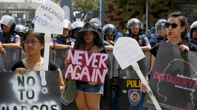 Thousands Including Ex Philippine Leader Protest As Duterte Jails Top Critic World News 