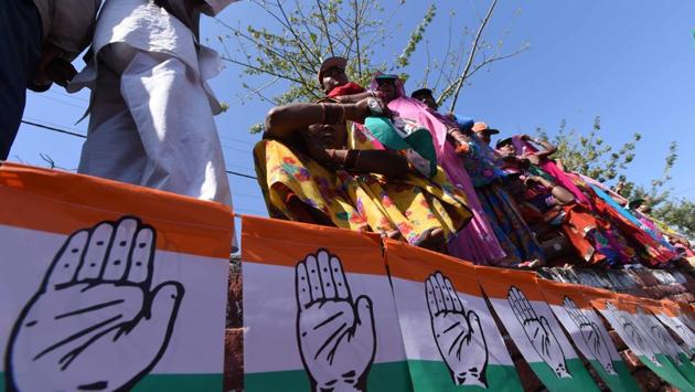 People listen to Congress vice president Rahul Gandhi during an election campaign at Gauriganj in Uttar Pradesh. (Arun Sharma/HT PHOTO)