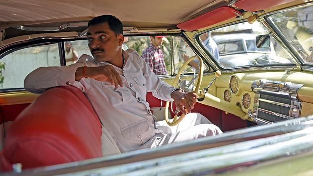 Rare-view of glorious past: A driver parks a Buick Eight. (Pratik Chorge/HT PHOTO) 