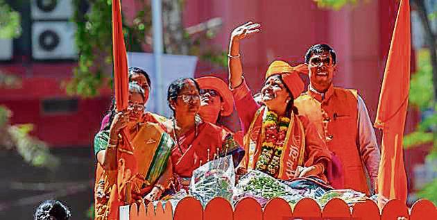 Winning Shiv Sena candidate Vishakha Raut at a procession in Dadar on Sunday.(Kunal Patil/HT)