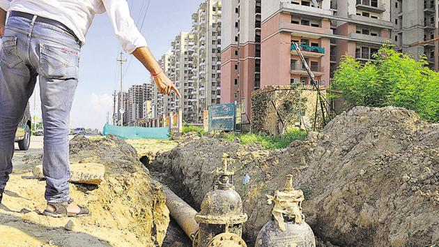A Bisrakh resident had approached the NGT with the plea that borewells could not draw water due to groundwater depletion as a result of digging by various realty projects.(Burhaan Kinu/HT representative photo)