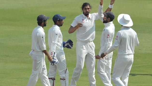 Ishant Sharma (C) could not take a single wicket in the first India vs Australia Test.(AFP)