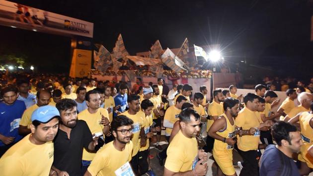 The half marathon was from Leisure Valley Park till Tau Devi Lal Stadium via Huda City Centre Metro station, Amity International School and Artemis Hospital.(Sanjeev Verma/HT Photo)