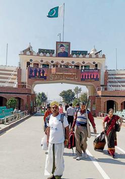 Members of a Hindu ‘jatha’ entering the Indian side from the Attari Border in Amritsar on Sunday.(HT Photo)